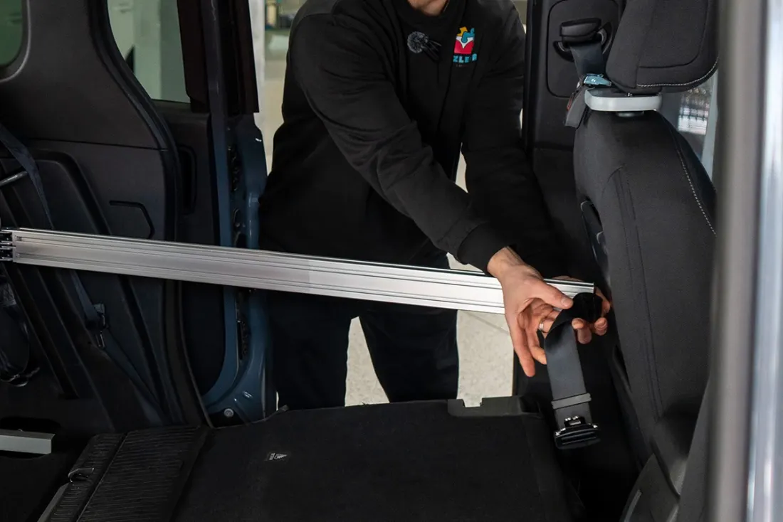 Colocando el módulo en el maletero de una Citroën Berlingo